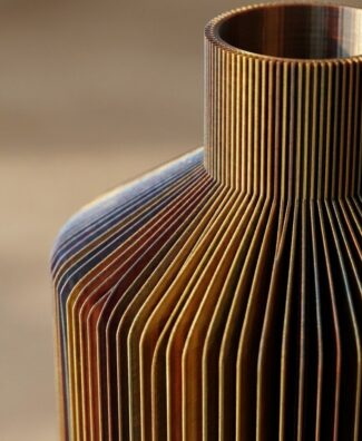 Dettaglio delle lamelle verticali e del collo del vaso LUMA tricolore
